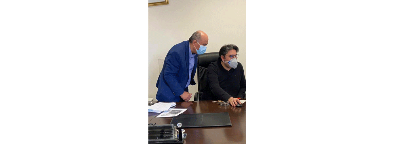 تسلّم وتسليم بين الدكتور حسين والدكتور عبد الله في كلية العلوم الاقتصادية وإدارة الأعمال 1