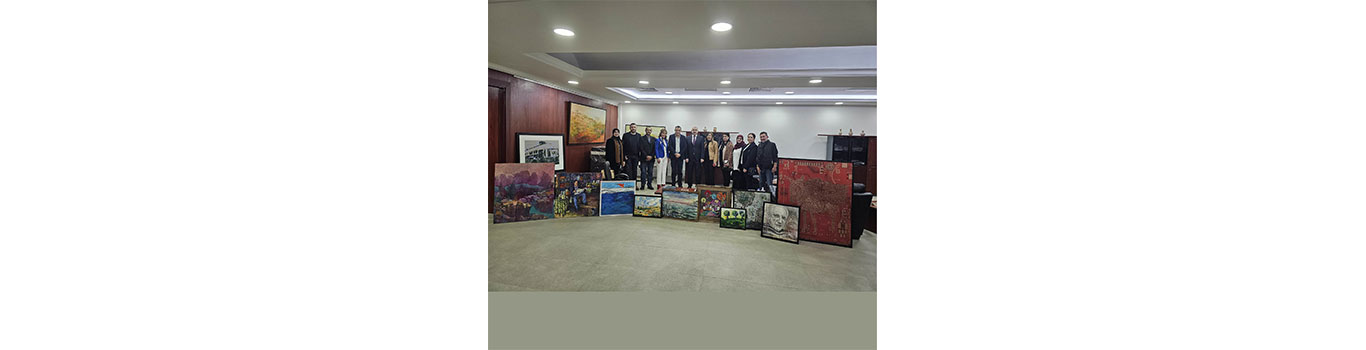كلية الفنون (1) تقدم مجموعة من اللوحات الفنية التشكيلية إلى رئاسة الجامعة